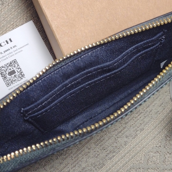 NWT Coach Green Monogram Leather wristlet - Picture 6 of 12